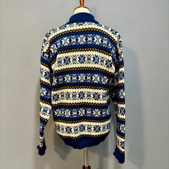Vintage Hand Knit Norwegian Wool Sweater - Cozy Winter Knitwear, Size XL - Picture 5 of 8